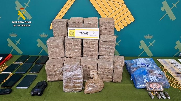 Archivo - Hachís, cocaína y objetos intervenidos en una operación desarrollada en la provincia de Córdoba en diciembre de 2025.