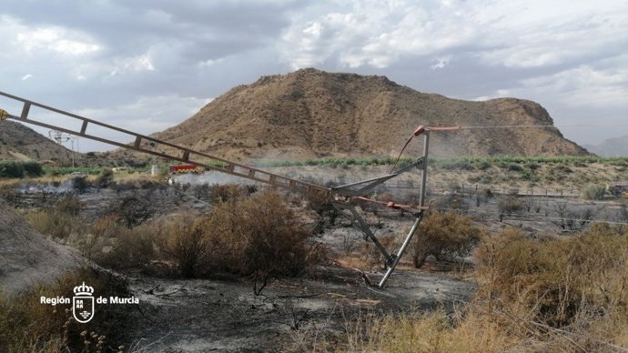 Extinguido un incendio forestal en Los Ramos (Murcia) tras la caída de una torre eléctrica