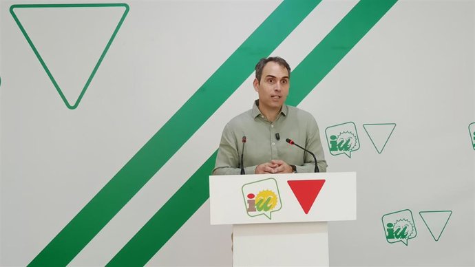 Archivo - El coordinador general de IU Andalucía y diputado en el Congreso, Toni Valero, en rueda de prensa en imagen de archivo. 