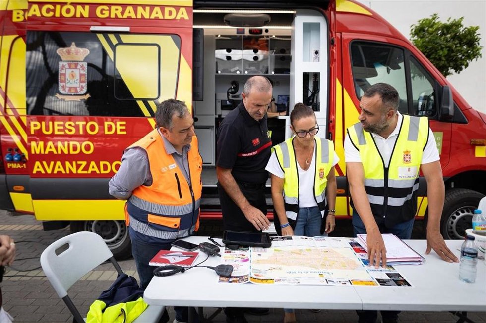 El presidente de la Diputación, Francis Rodríguez, durante su visita al Puesto de Mando Avanzado de carácter urgente instalado en el Polideportivo Municipal.