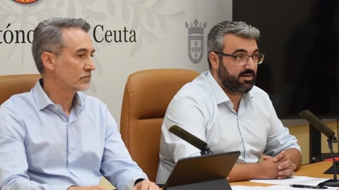 Los diputados del PSOE en la Asamblea de Ceuta Sebastián Guerrero y Melchor León en rueda de prensa, a 20 de agosto de 2026.