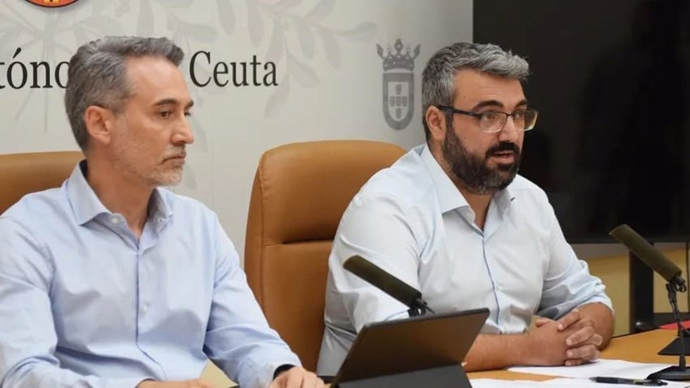 Los diputados del PSOE en la Asamblea de Ceuta Sebastián Guerrero y Melchor León en rueda de prensa, a 20 de agosto de 2026.