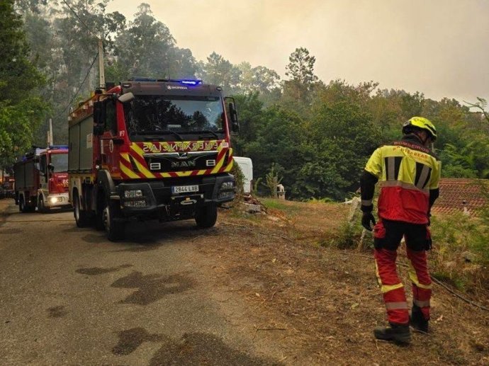 Incendio forestal en Ponteareas (Pontevedra), na parroquia de Nogueira.