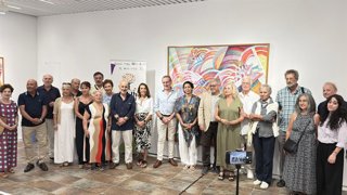 Foto familiar de la inauguración de la XIX edición del Otoño Cultural Iberoamericano con la exposición 'Francisco Espinoza Dueñas. Centenario de un artista polifacético'.