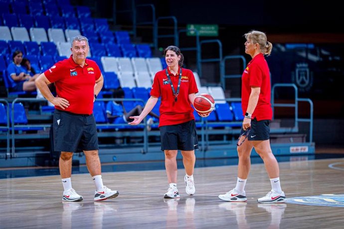 El seleccionador nacional femenino de baloncesto, Miguel Méndez