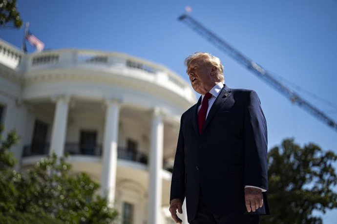 August 19, 2026, Washington, District Of Columbia, USA: WASHINGTON, DC - AUGUST 19: US President Donald Trump speaks to members of the media while touring the White House helipad construction on the South Lawn of the White House in Washington, DC, US, on 