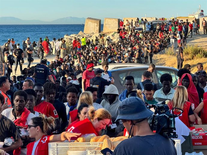 Cruz Roja y la organización Sur Sur reparten alimentos básicos, a 3 de agosto de 2026, en Ceuta (España). 