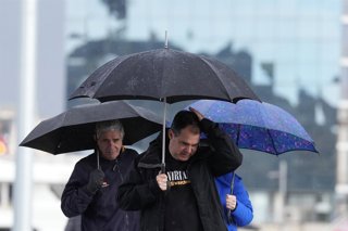 Archivo - Arxiu - Veïns de Barcelona passegen sota la pluja durant el temporal, a 19 de gener de 2026, a Barcelona, Catalunya (Espanya). L'alerta s'ha enviat en "previsió d'ones importants fins al dimecres" i han demanat extremar les precaucions, respecta