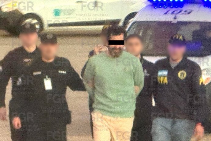 El contralmirante mexicano Fernando Farías Laguna, identificado por las autoridades mexicanas como líder de una red de contrabando de combustible, es trasladado a México desde Argentina, donde permanecía detenido desde el 23 de abril de 2026