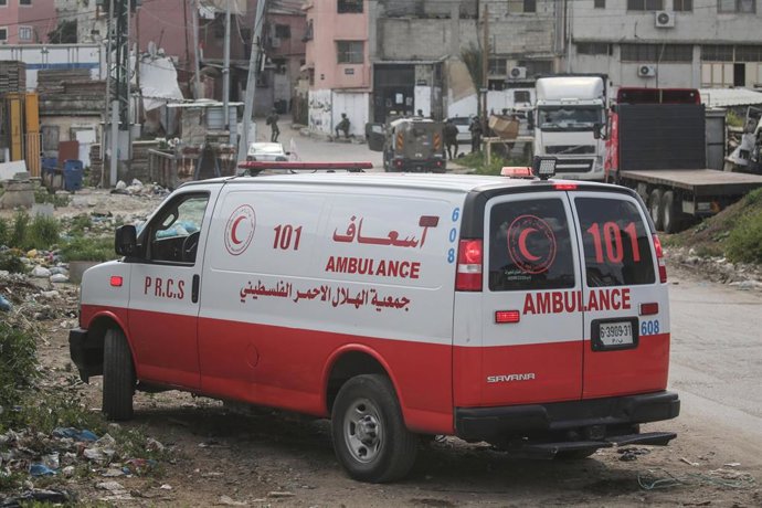 Archivo - Una ambulancia de la Media Luna Roja Palestina cerca de las fuerzas militares israelíes durante una redada en un campamento de refugiados de Cisjordania