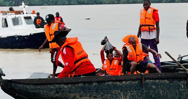 Al menos 46 personas fallecidas, 16 desaparecidas y 15 rescatadas tras volcar una embarcación en el noroeste de Nigeria