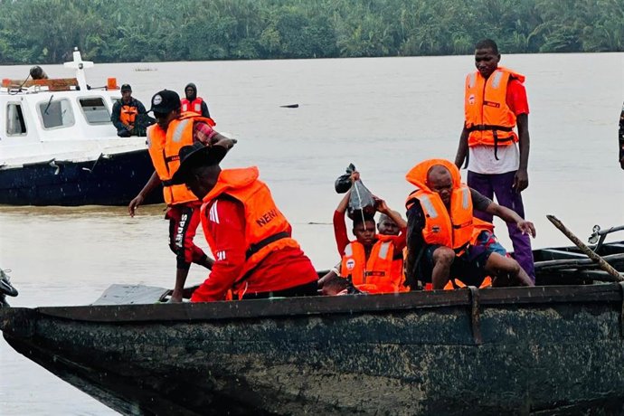 Archivo - Simulación de rescate en aguas fluviales realizada por la Agencia Nacional de Gestión de Emergencias (NEMA) de Nigeria