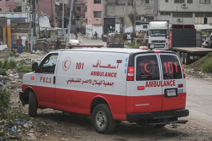 Archivo - March 18, 2025, Nablus, West Bank, Palestine: A Palestinian Red Crescent ambulance stands near Israeli military forces during a siege of the Askar refugee camp. Israeli forces launched a large-scale arrest campaign raiding homes and ransacking t