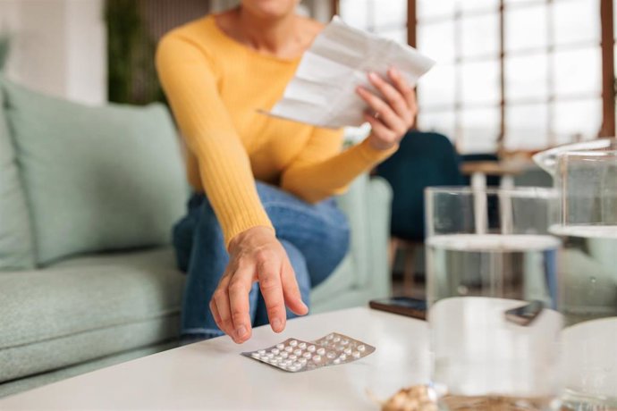 Archivo - Imagen de recurso de una mujer que toma medicamentos.