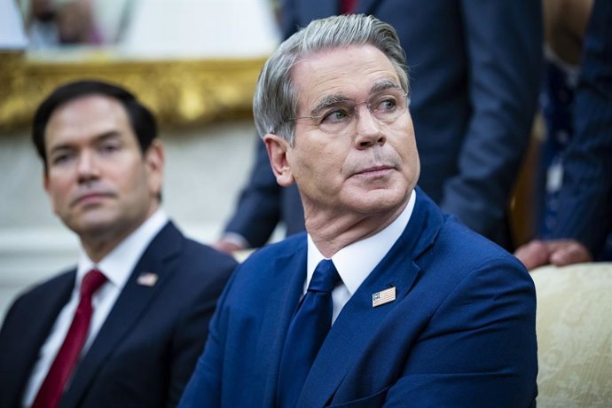 Archivo - Arquivo - 14 de julho de 2026, Washington, Distrito de Columbia, EUA: O secretário de Estado dos EUA, Marco Rubio (à esquerda), e o secretário do Tesouro dos EUA, Scott Bessent (à direita), durante uma reunião com o primeiro-ministro iraquiano A
