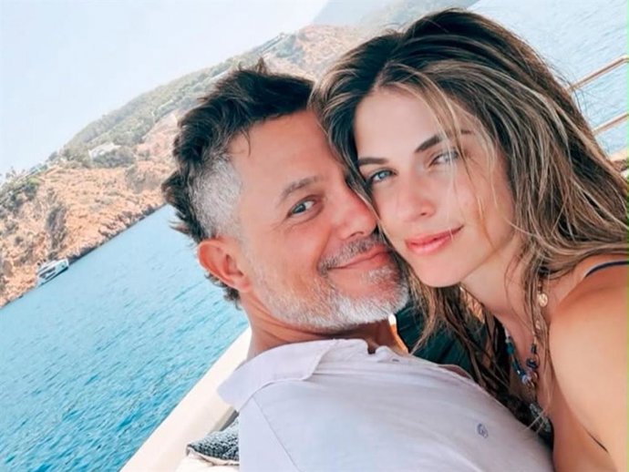 Alejandro Sanz y Stephanie Cayo están disfrutando al máximo su primer verano juntos