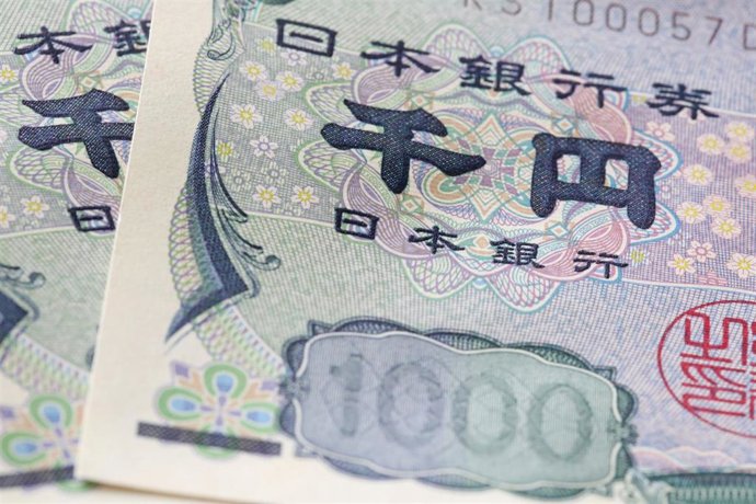 Archivo - FILED - 19 February 2016, Hamburg: FILE PHOTO - Bank notes of the Japanese currency Yen are lying on a table. Photo: Bodo Marks/dpa