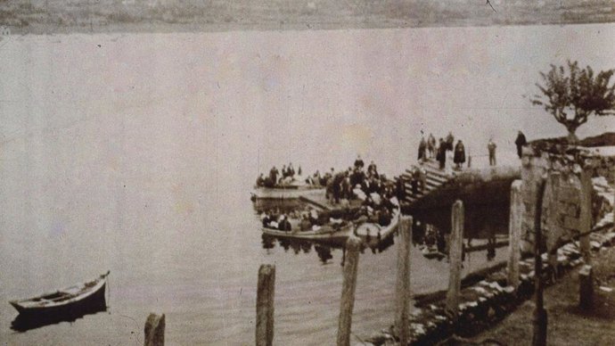 Archivo - Desembarco de presos en la Illa de San Simón