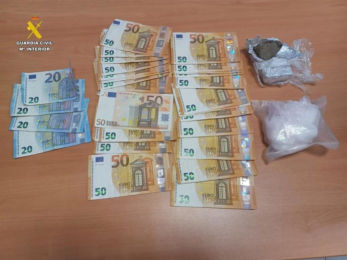 Droga y dinero intervenido a los tres detenidos