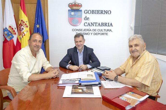 El Consejero De Cultura, Turismo Y Deporte, Luis Martínez Abad, Recibe A Representantes De La Sociedad Cántabra De Escritores