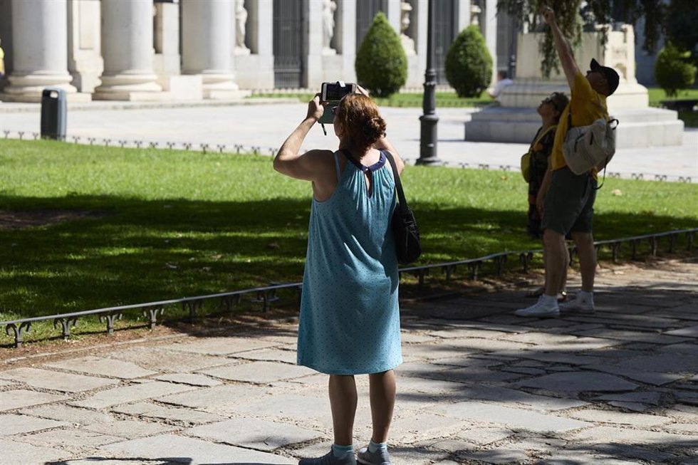 Archivo - Un turista hace una foto, a 2 de septiembre de 2024, en Madrid (España). El número de turistas internacionales que llegaron a España alcanzó su cifra más alta en los siete primeros meses de 2024, rozando los 53,4 millones, lo que supone un aumen