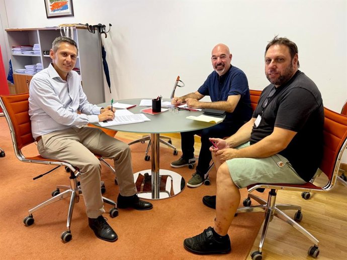 El secretario de Política Autonómica del PSOE y portavoz de los socialistas en el Parlamento de Cantabria, Mario Iglesias (izda), con  representantes de la Plataforma Marea Postal