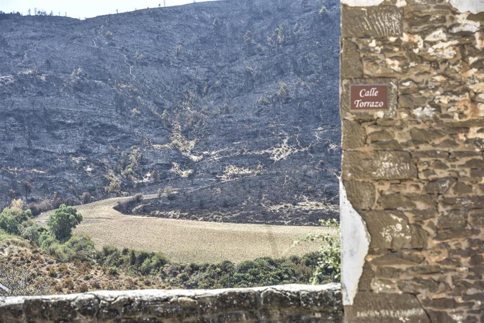 Vista de zonas calcinadas por el incendio de Riglos, a 19 de agosto de 2026, en Huesca, Aragón (España). El Centro de Coordinación Operativa Integrada (CECOPI) acordó, en su reunión del martes, 18 de agosto, el realojo, este miércoles, 19 de agosto, de lo