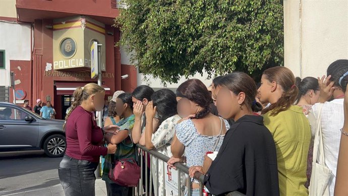Niños y niñas esperan a las puertas de la Jefatura Superior de Policía de Ceuta.