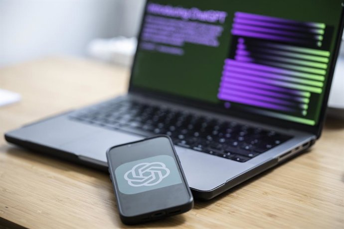 Archivo - Arquivo - ARQUIVADO - 18 de abril de 2023, Berlim: Imagem do logotipo do ChatGPT exibido na tela de um celular. A organização sem fins lucrativos noyb – Centro Europeu para os Direitos Digitais, em conjunto com um cidadão europeu afetado, aprese