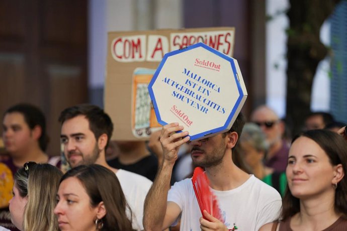 Decenas de personas durante una manifestación contra la masificación turística.