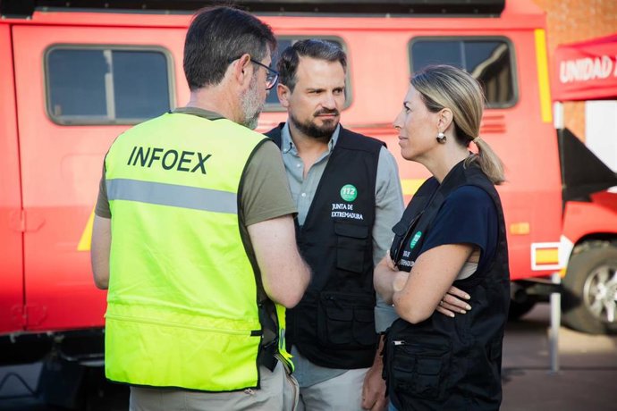 María Guardiola, junto a Abel Bautista, en el Puesto de Mando Avanzado del incendio de Pinofranqueado.