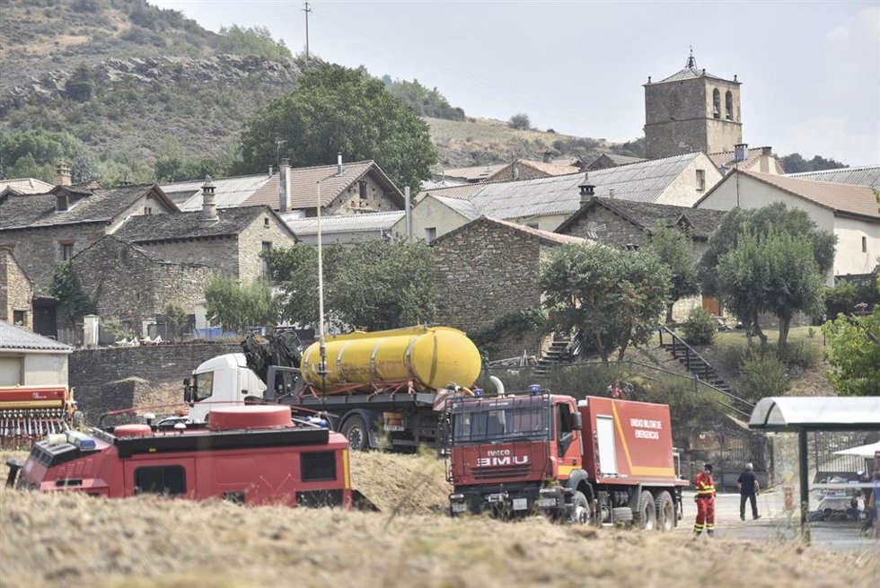 Bomberos de la UME durante las labores de extinción de un incendio forestal, en Atarés, a 16 de agosto de 2026, en Las Peñas de Riglos, Huesca, Aragón (España). El operativo desplazado al incendio forestal de Las Peñas de Riglos (Huesca) alcanza este domi