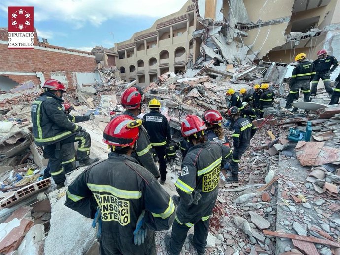 Archivo - Imagen de archivo del operativo de rescate en el edificio derrumbado de Peñíscola