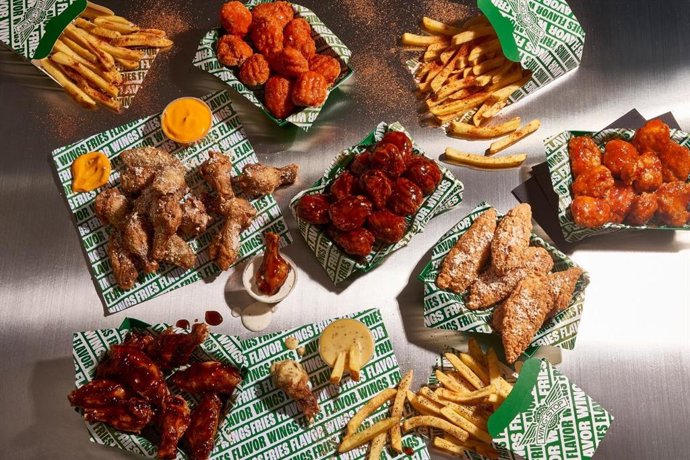 Archivo - Bodegón de productos de Wingstop