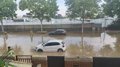 El reventón en una tubería anega una zona de la calle Padre LLanos, en el barrio de Parquesol, en Valladolid