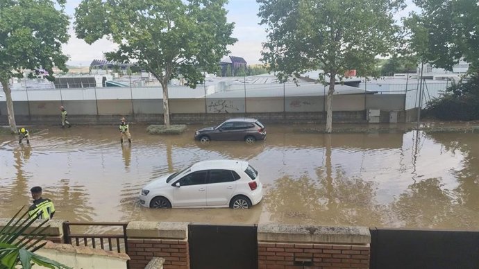 El reventón en una tubería anega una zona de la calle Padre LLanos, en el barrio de Parquesol, en Valladolid
