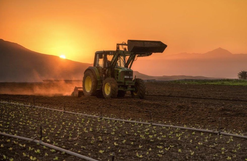 Archivo - Un tractor realiza labores en el campo.