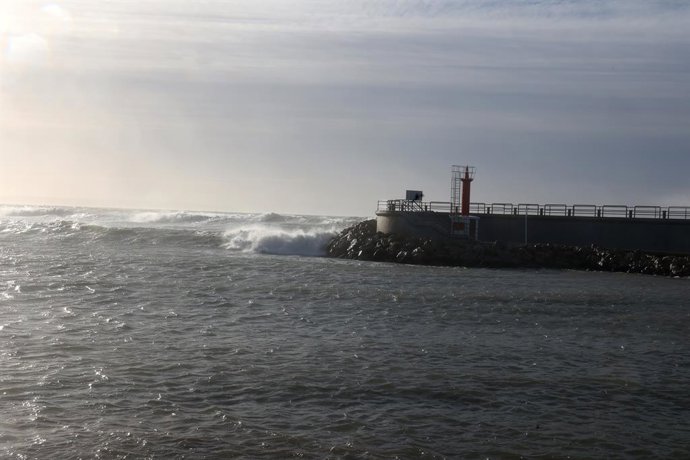 Archivo - Arquivo - Imagem das ondas, em 17 de janeiro de 2023, em Palma de Maiorca, Maiorca, Ilhas Baleares (Espanha). Maiorca foi a região mais atingida pela tempestade “Fien”, com 81 incidentes registrados até o momento, e continua em estado de alerta 