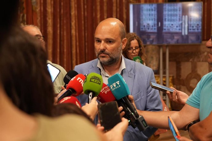 Archivo - El portavoz del Grupo municipal de Vox atiende a los medios en una imagen de archivo