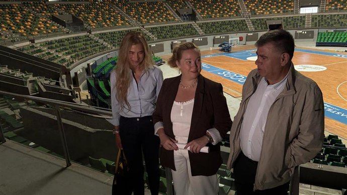 La Alcaldesa De Burgos, Cristina Ayala, Con El V Icealcalde, Juan Manuel Manso; Y La Concejala De Deportes, Carolina Álvarez En Su Visita Al Coliseum.