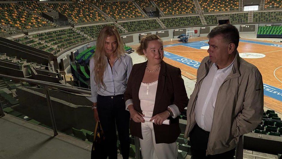 La Alcaldesa De Burgos, Cristina Ayala, Con El V Icealcalde, Juan Manuel Manso; Y La Concejala De Deportes, Carolina Álvarez En Su Visita Al Coliseum.