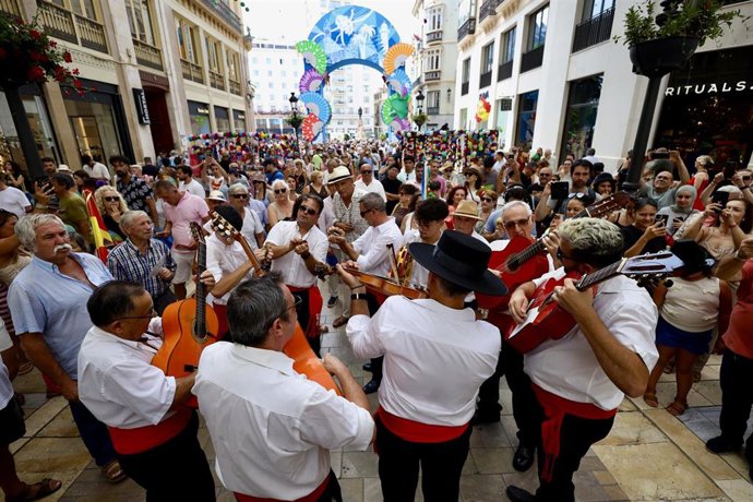 Verdiales cantan y bailan por las calles de Málaga durante la Feria. 