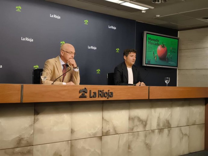 El director general de Desarrollo Rural, David Martín, y el alcalde de Clavijo, Pedro Muro, presentan 'Menudo Mercado', el nuevo mercado agrícola y gastronómico de Clavijo