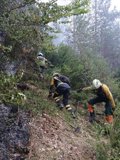 La lluvia contribuye a las tareas de extinción del incendio de Urzainki, pero dificulta el acceso de vehículos