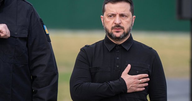Zelenski reivindica ataques contra un refinería en Perm y una base militar en Volgogrado