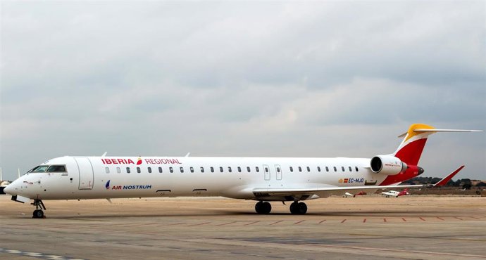 Archivo - Avión de Air Nostrum que opera la conexión entre Santander y Madrid