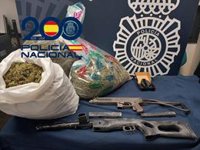 Incautadas dos armas de guerra en una operación antidroga con tres detenidos en el barrio de Torreblanca de Sevilla