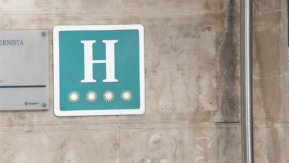 Archivo - Cartel de hotel con calificación de estrellas