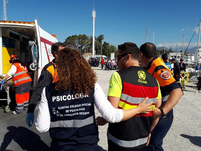 Archivo - Profesionales del Grupo de Intervención Psicológica en Emergencias y Desastres (Giped) de la Junta de Andalucía durante el episodio sísmico de Granda en 2021.