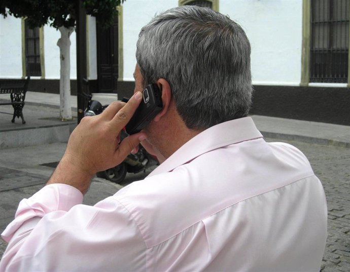 Archivo - Un hombre hablando por un teléfono móvil.